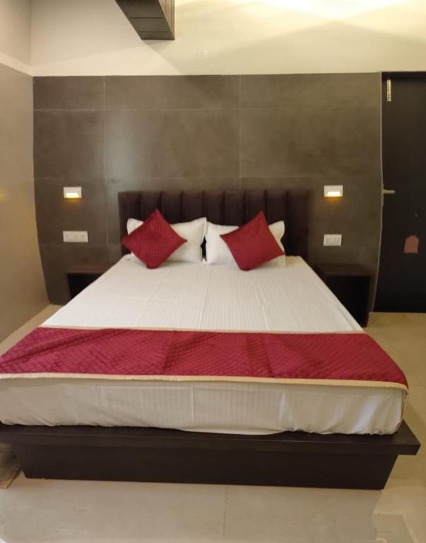 Postel nebo postele na pokoji v ubytování Hotel Goyal Palace