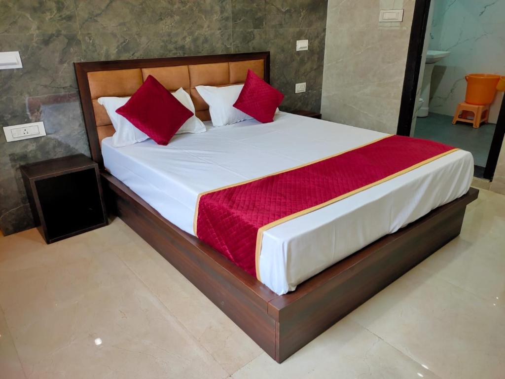 Postel nebo postele na pokoji v ubytování Hotel Goyal Palace