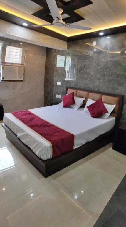 Postel nebo postele na pokoji v ubytování Hotel Goyal Palace