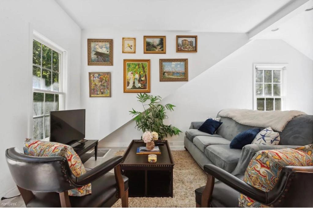 uma sala de estar com um sofá e uma televisão em Elegant Guest Studio in Upscale Community em Covington