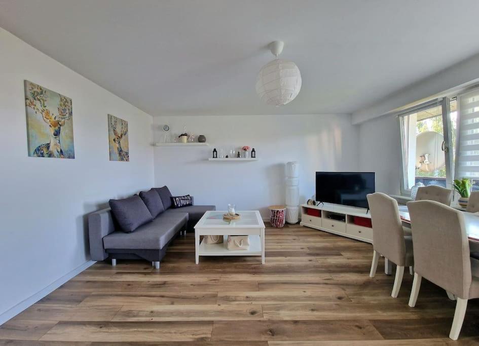 uma sala de estar com um sofá e uma mesa em Apartament na wynajem em Nowy Targ