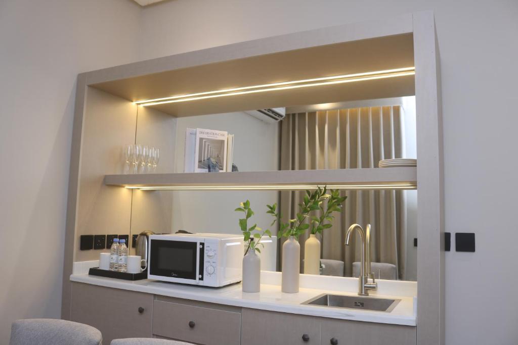 Kuchyň nebo kuchyňský kout v ubytování Palm Gate Hotel Suites