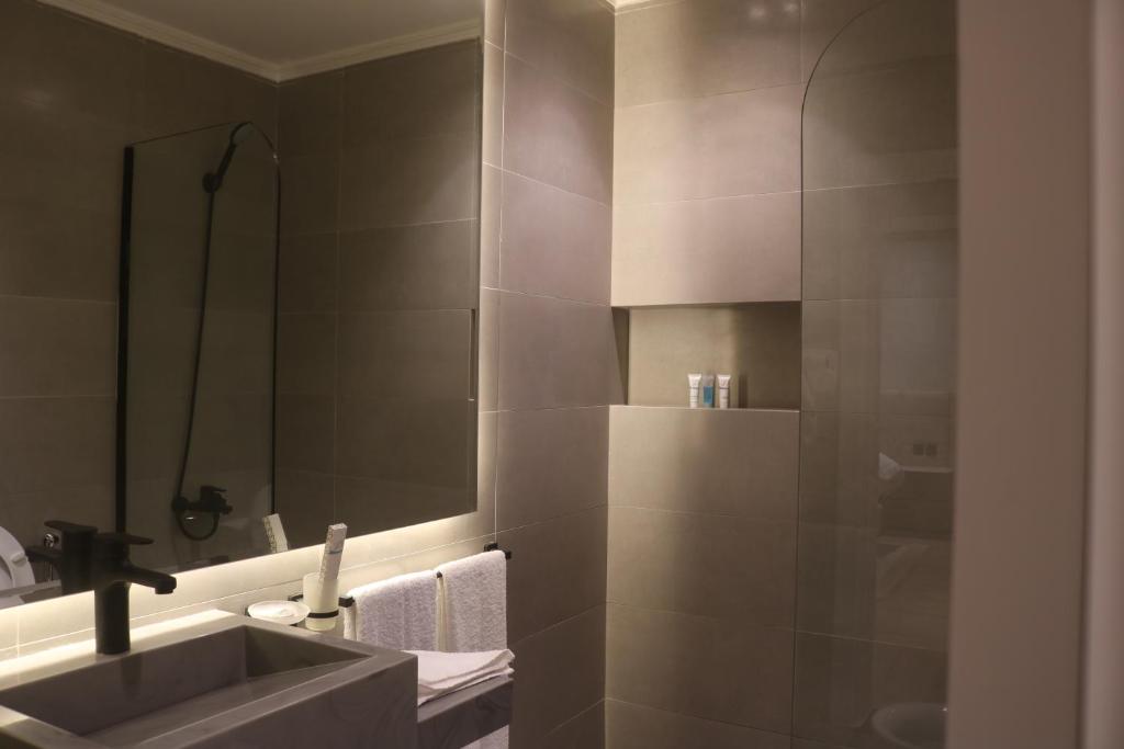 Koupelna v ubytování Palm Gate Hotel Suites