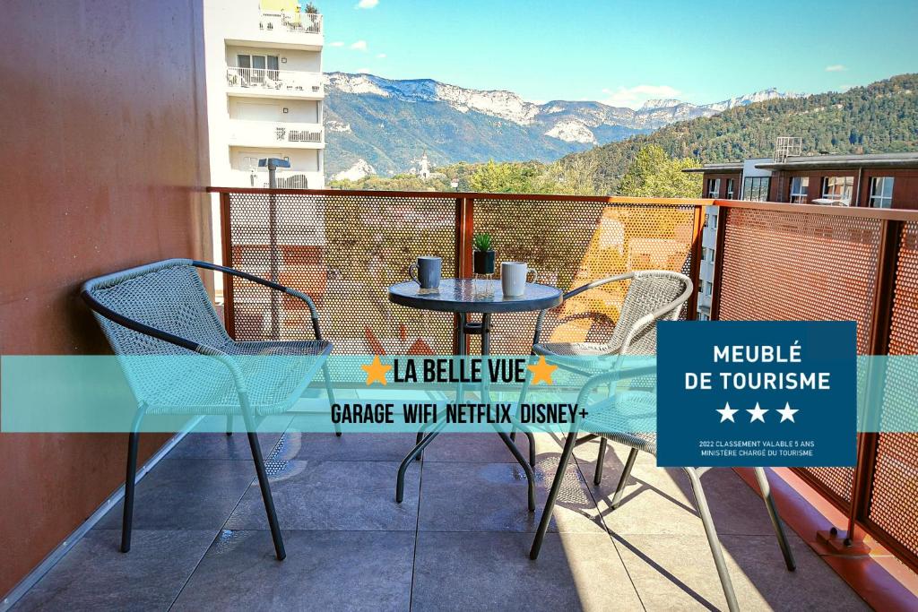 d'une table et de chaises sur un balcon avec vue. dans l'établissement La Belle Vue - Garage Terrasse Wi-Fi Netflix Disney+, à Annecy