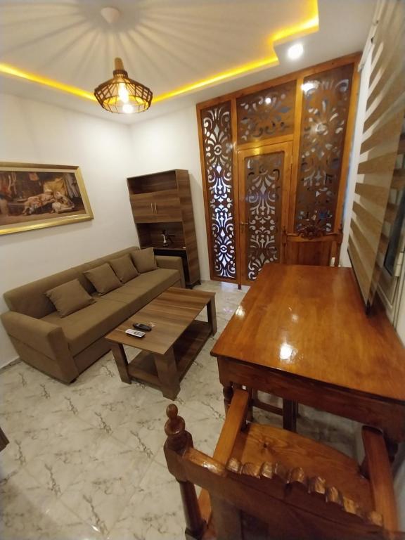 a living room with a couch and a table at Appartement coeur de ville Tunis in Tunis