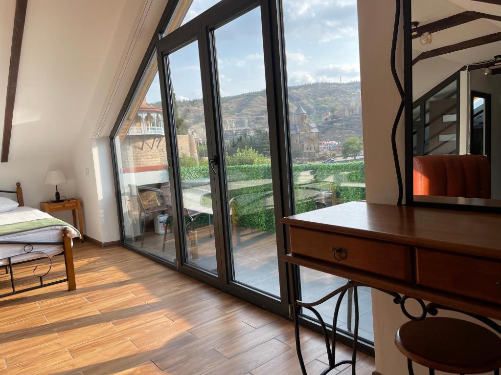 Nespecifikovaný výhled na hory nebo výhled na hory při pohledu z hotelu
