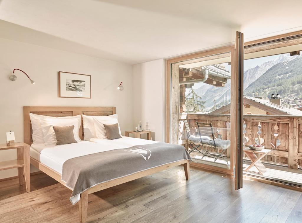 Postel nebo postele na pokoji v ubytování Firefly Luxury Suites