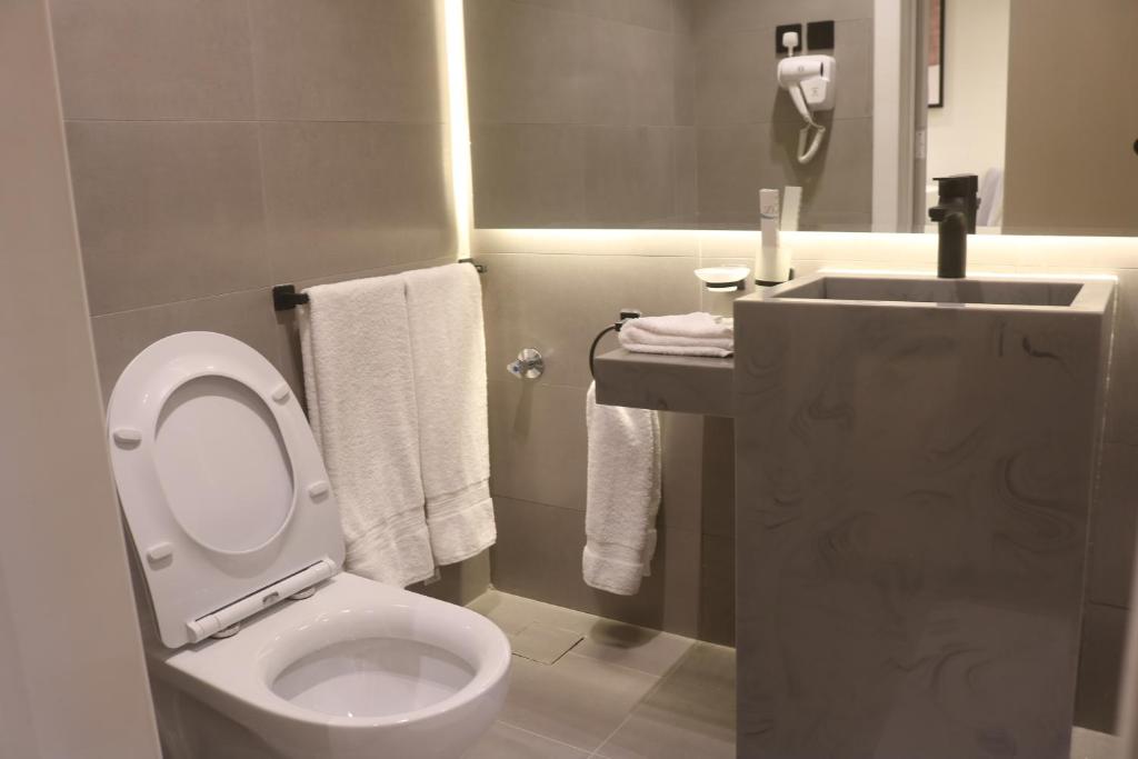 Koupelna v ubytování Palm Gate Hotel Suites