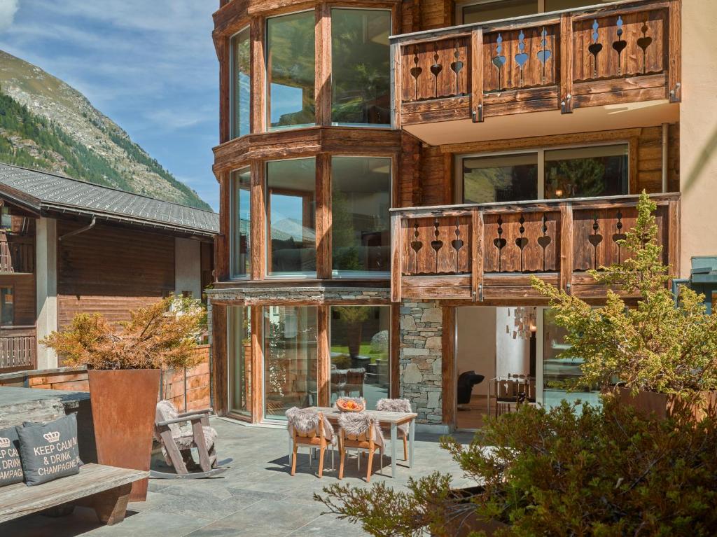 Nespecifikovaný výhled na hory nebo výhled na hory při pohledu z hotelu