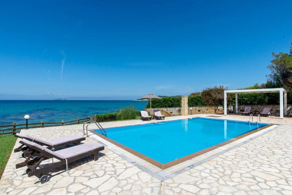 Bazén v ubytovaní Beachfront Villa Victoras - With private beach alebo v jeho blízkosti
