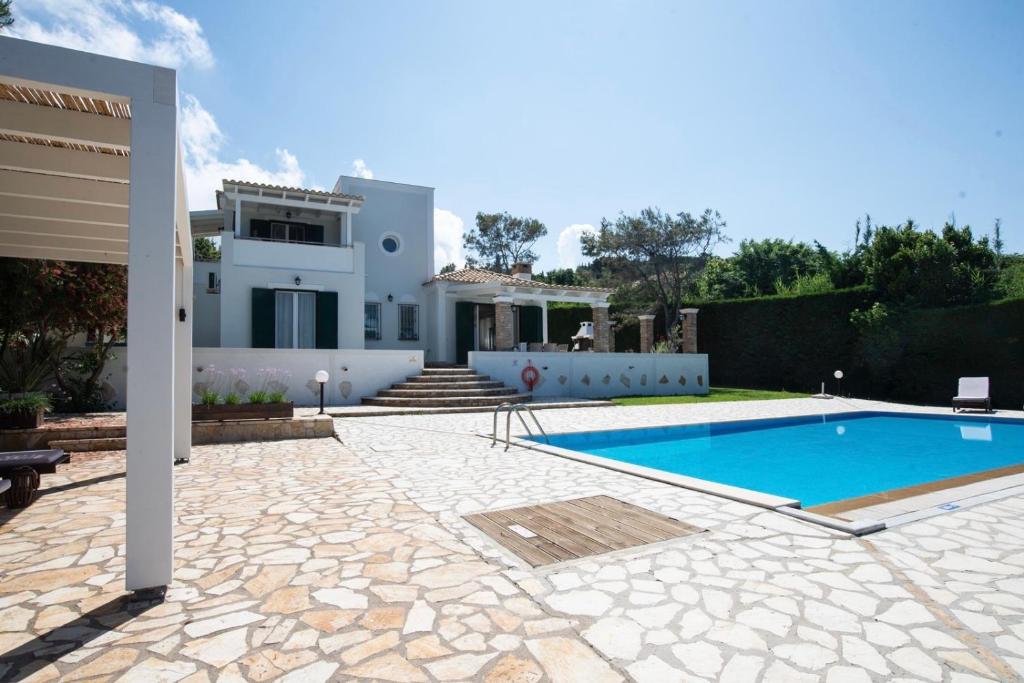 Bazén v ubytovaní Beachfront Villa Victoras - With private beach alebo v jeho blízkosti
