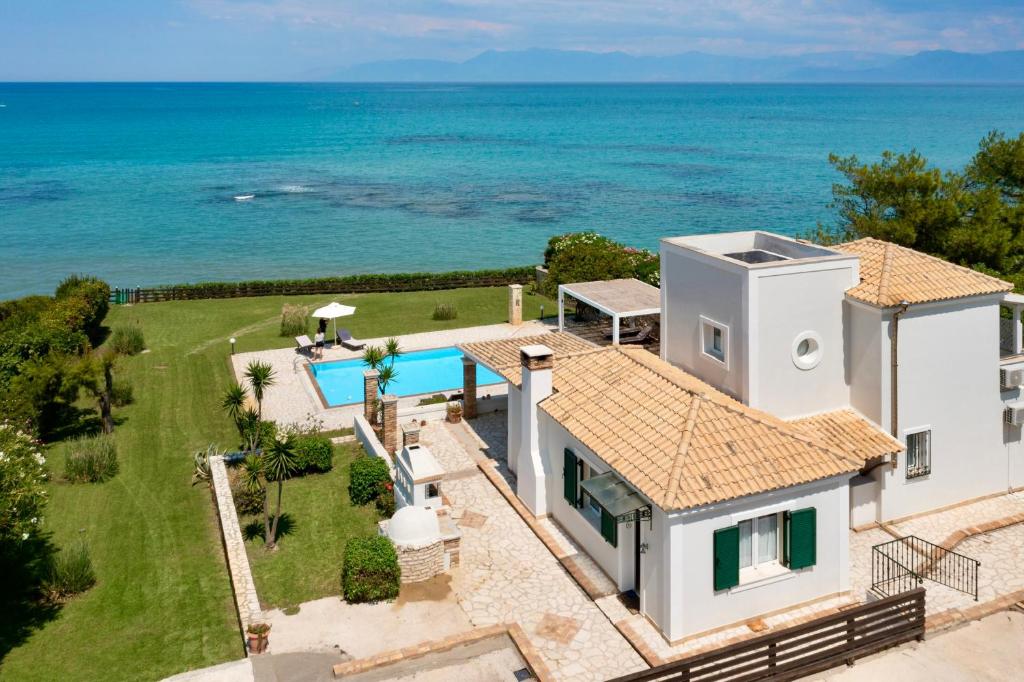 eine Luftansicht eines Hauses mit Meerblick im Hintergrund in der Unterkunft Beachfront Villa Victoras - With private beach in Sidari