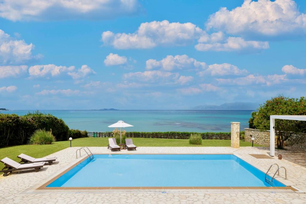 Bazén v ubytovaní Beachfront Villa Victoras - With private beach alebo v jeho blízkosti
