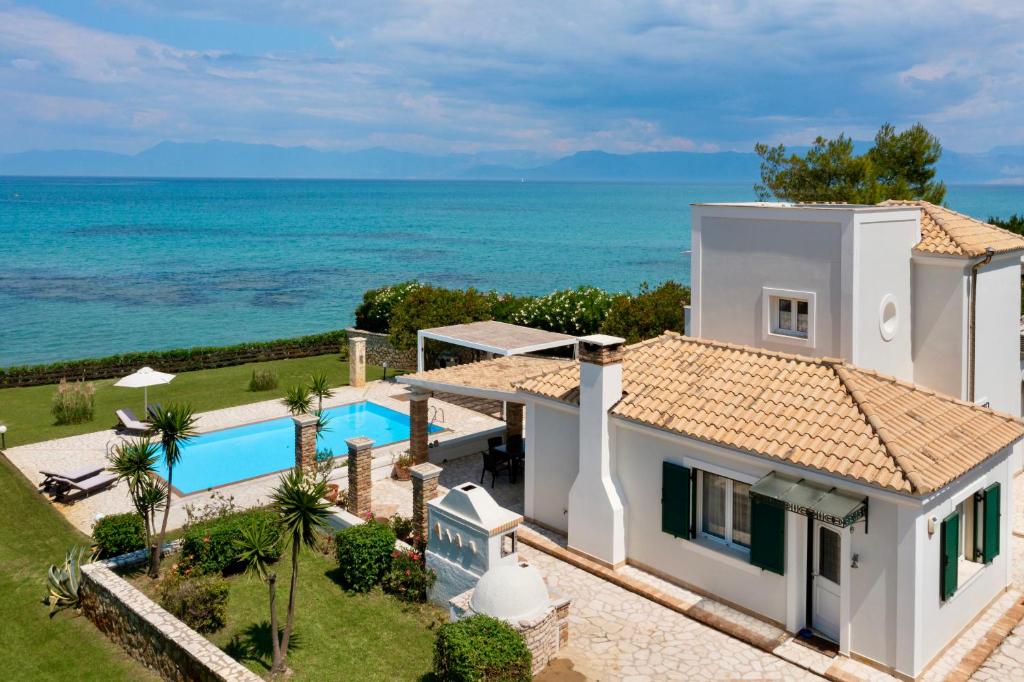 Bazén v ubytovaní Beachfront Villa Victoras - With private beach alebo v jeho blízkosti
