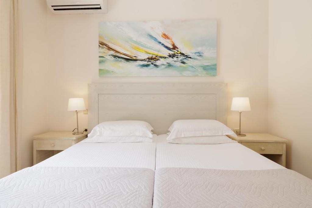 Posteľ alebo postele v izbe v ubytovaní Beachfront Villa Victoras - With private beach