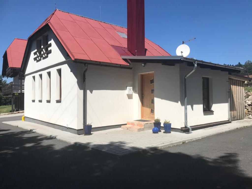 un piccolo edificio bianco con tetto rosso di Malá Kráska a Nuzau