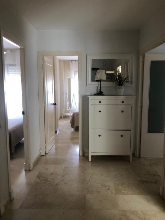 a room with a dresser with a lamp on it at Espacioso apartamento en Barbate con Wifi in Barbate