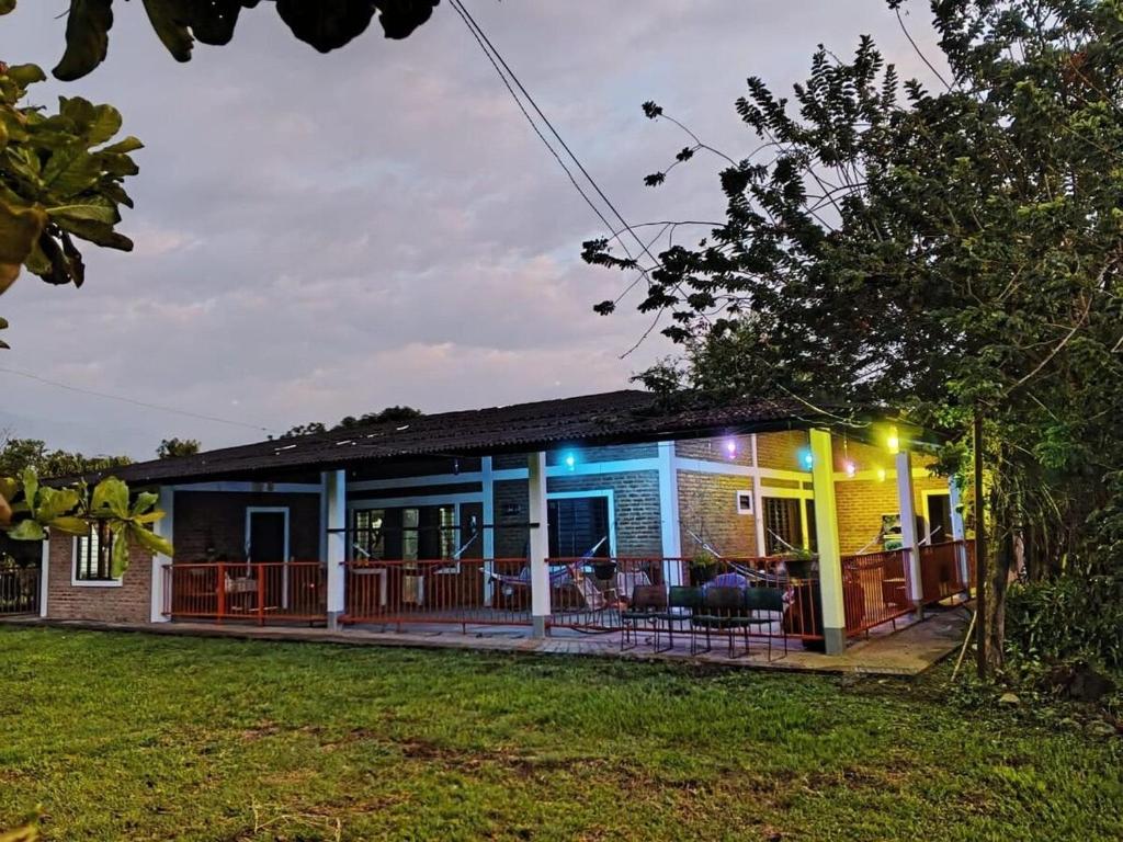 ein Haus mit einer Veranda und einer Terrasse in der Unterkunft Relajante, Mágico cautivador, tranquilidad y Paz - Piedechinche - Santa Elena - Hda El Paraíso. 
