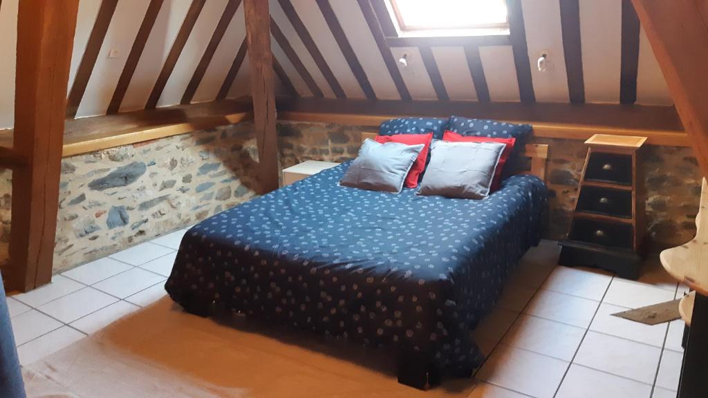 sypialnia z łóżkiem z poduszkami w obiekcie Appartement climatisé avec vue sur les Remparts, centre de Rocroi, parking privatif et garage vélos w mieście Rocroi