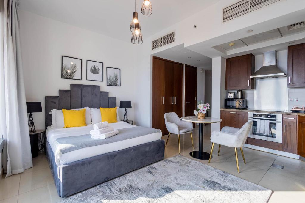 Postel nebo postele na pokoji v ubytování Nasma Luxury Stays - Sleek and Modern Studio Near Burj Khalifa