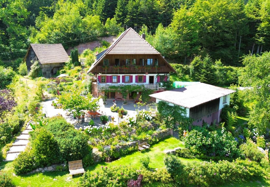 eine Luftansicht eines Hauses mit Garten in der Unterkunft The Moosbach Garden in Nordrach