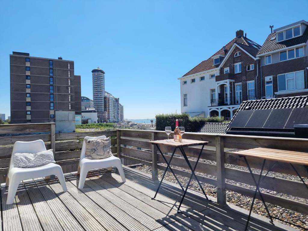 eine Terrasse mit 2 Stühlen und einem Tisch auf einer Terrasse in der Unterkunft Ruim appartement Vlissingen VL23 in Vlissingen