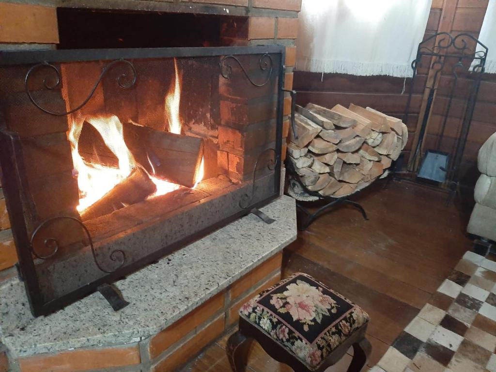 kominek w salonie z kominkiem w obiekcie Casa de campo em Monte Verde , linda vista para montanhas w mieście Monte Verde