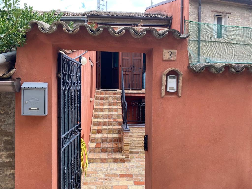 una entrada a una casa con puerta y escaleras en Il Belvedere sul Conero en Potenza Picena
