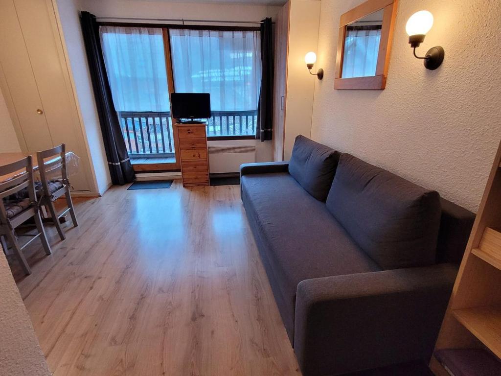 a living room with a couch and a table at Appartement Valloire, 2 pièces, 5 personnes - FR-1-263-164 in Valloire