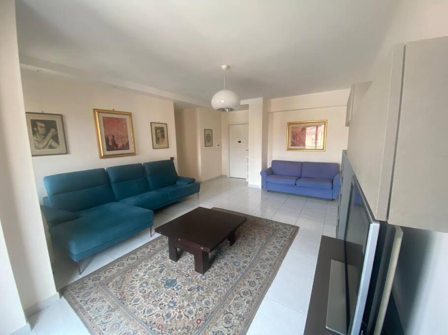 uma sala de estar com um sofá azul e uma mesa de centro em Casa Europa - Il centro di Avellino em Avellino