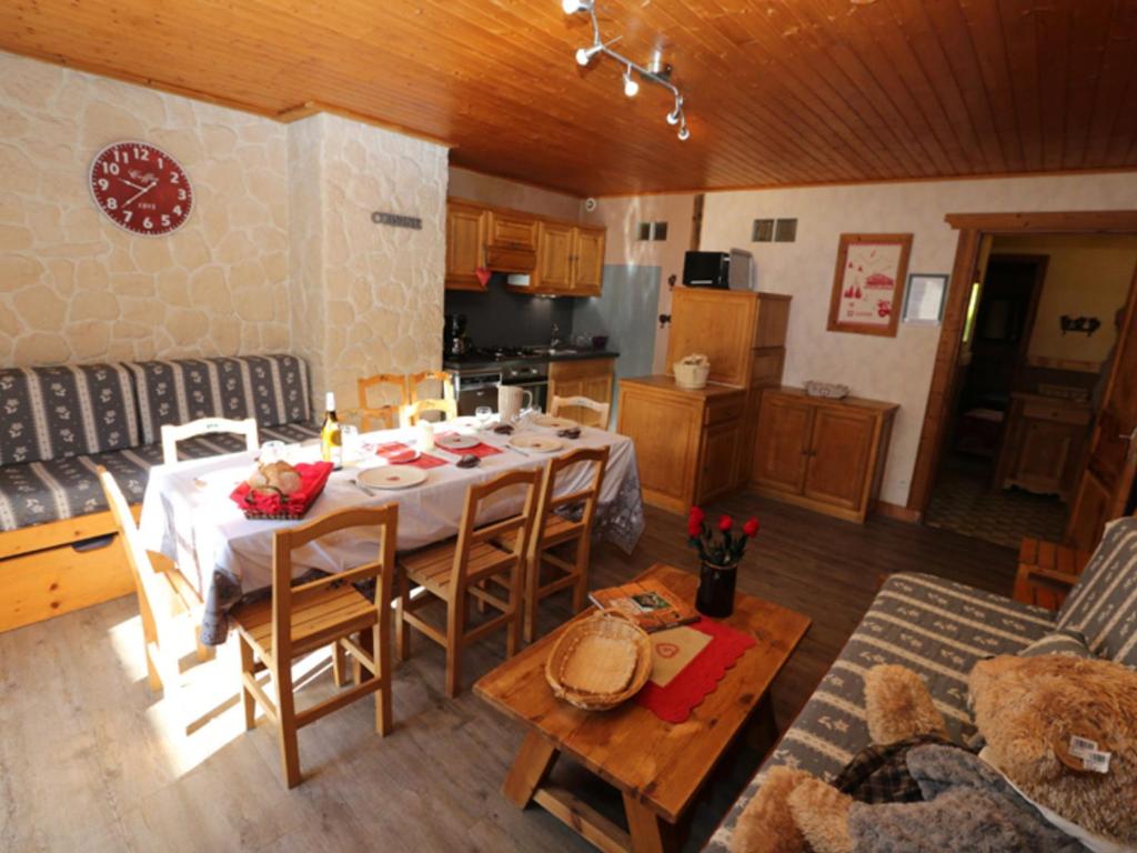 Appartement Valloire, 3 pièces, 8 personnes - FR-1-263-330にあるレストランまたは飲食店