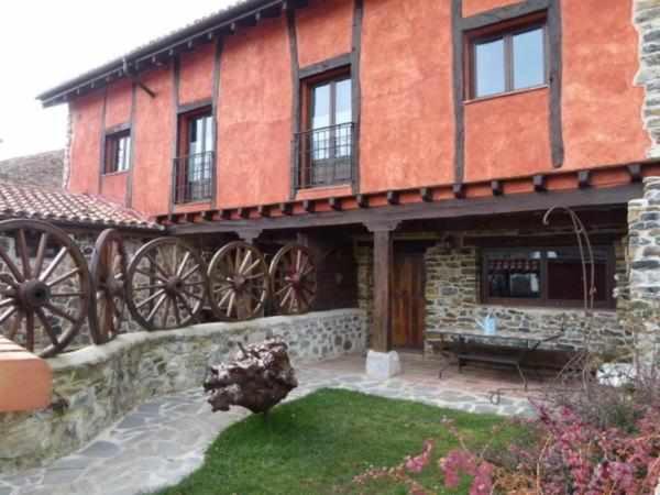 un edificio con muchos bosques en Casa rural la corva, en Triollo