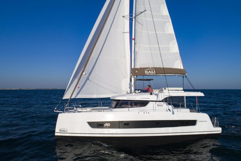 - un voilier blanc dans l'eau sur l'océan dans l'établissement Private Exclusive Catamaran 'Hang Loose', à Barcelone