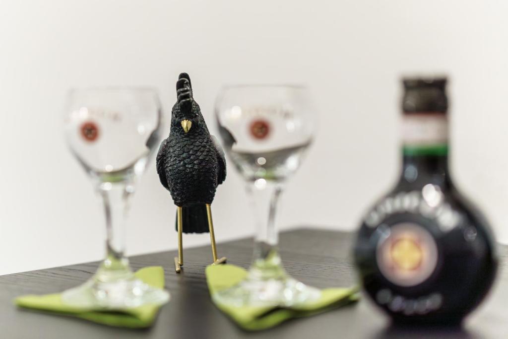 een groep wijnglazen met een vogel erop bij Hungarikum Studios in Boedapest