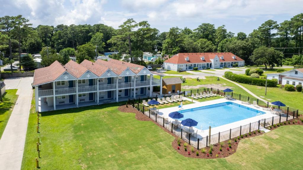 an aerial view of a home with a swimming pool at Hotel Manteo in Manteo