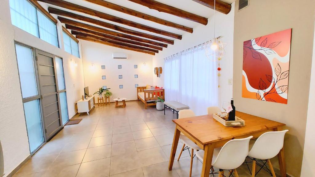 查克拉斯德科里亞的住宿－La Isolina Casa en Chacras de Coria，客厅配有木桌和椅子