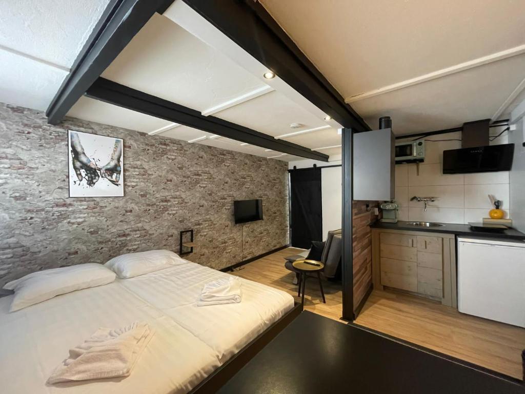 Il comprend une chambre avec un grand lit et une cuisine. dans l'établissement Copacabana, à Zandvoort