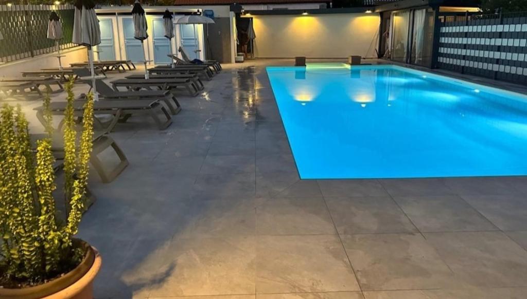 Bazén v ubytovaní Casa Girasole 600 mt dal mare alebo v jeho blízkosti