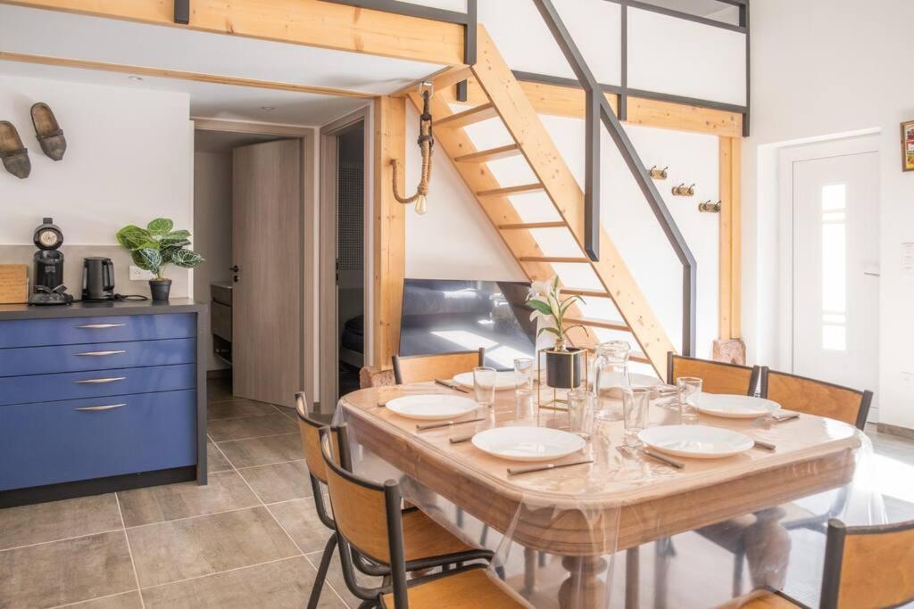 une salle à manger avec une table et des chaises et un escalier dans l'établissement Nouveau - Le Privacy - Europa Park, à Sand