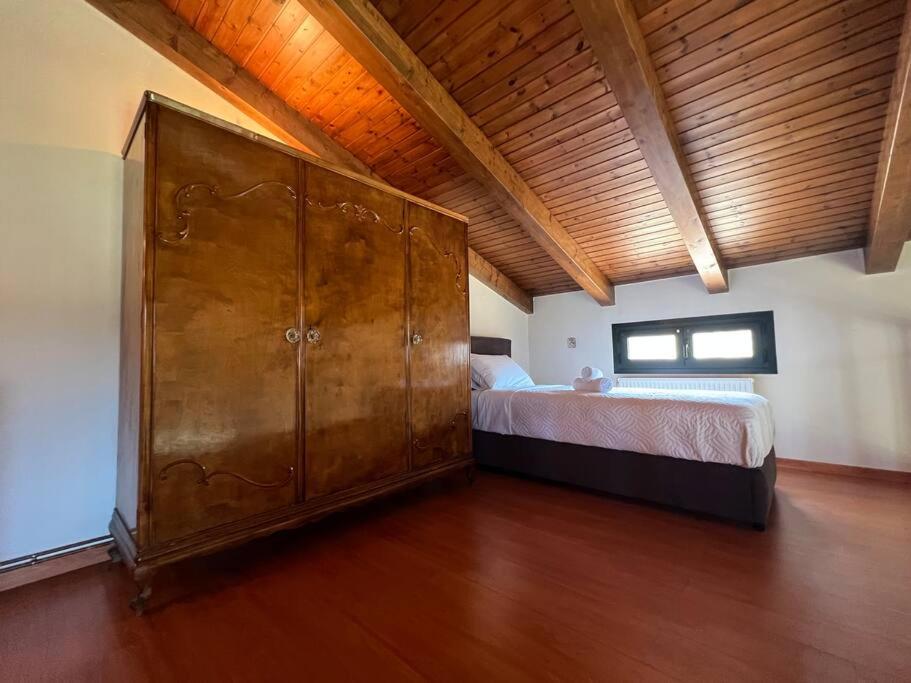 Postel nebo postele na pokoji v ubytování Zaros Cottage