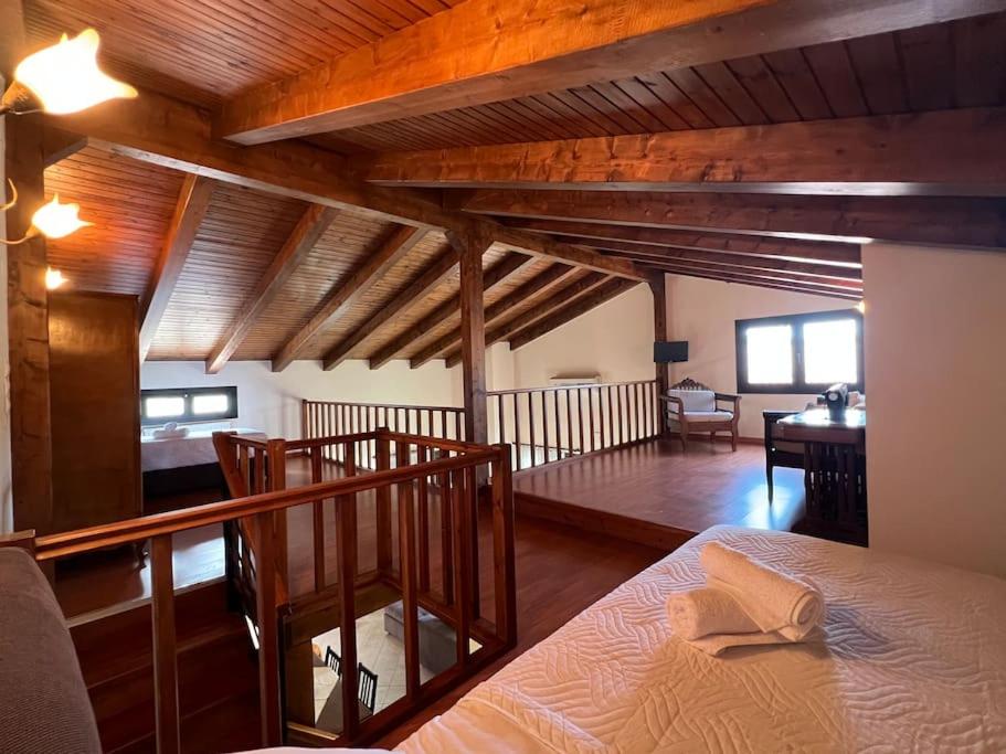 Postel nebo postele na pokoji v ubytování Zaros Cottage
