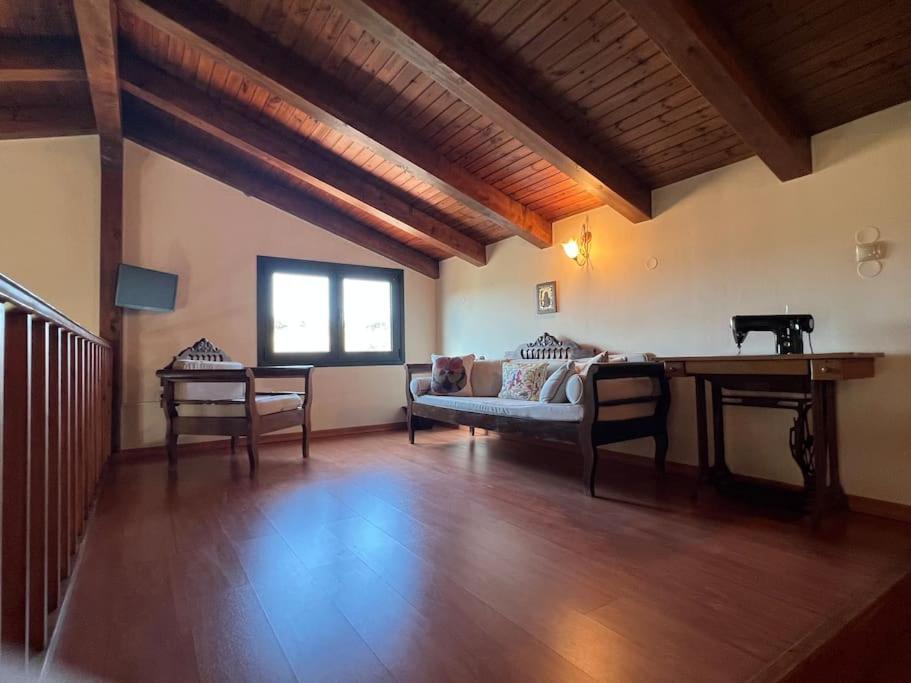 Posezení v ubytování Zaros Cottage