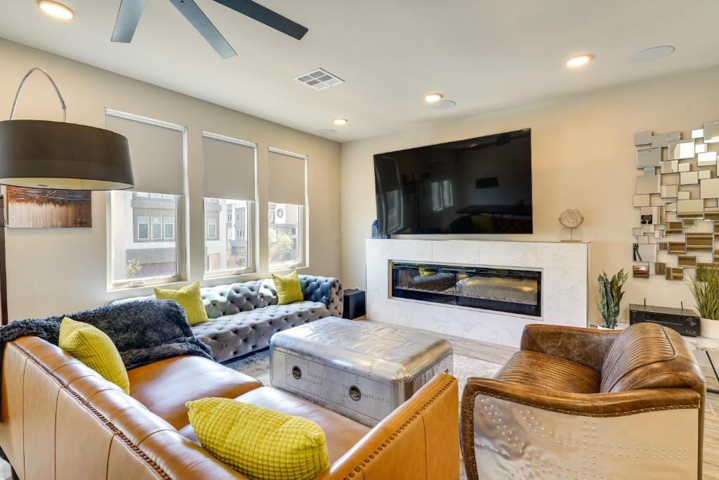 ラスベガスにあるLas Vegas Home with Terrace about 10 Mi to the Strip!のソファと暖炉のあるリビングルーム