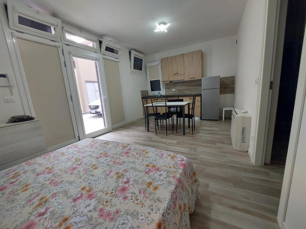 1 dormitorio con 1 cama y cocina con mesa en Levante Suite en Bolonia