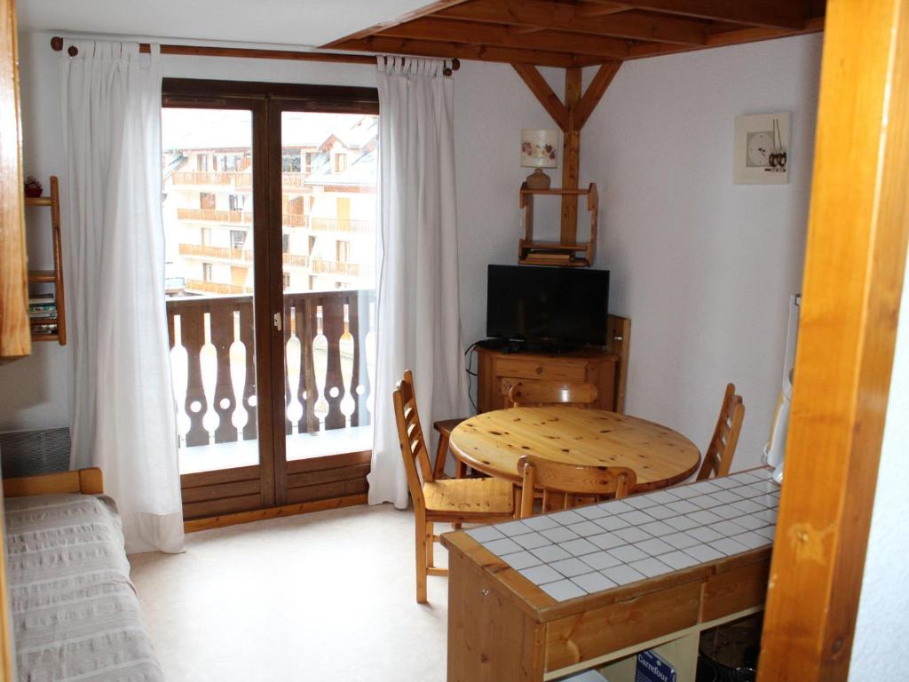 d'un salon avec une table et un balcon. dans l'établissement Duplex 3* au centre de Valloire, proche télécabine, 6 pers, balcon - FR-1-263-423, à Valloire