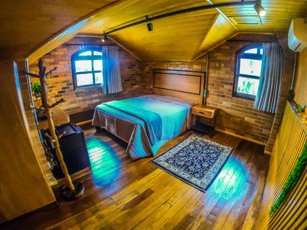 uma vista superior de um quarto com uma cama num quarto em Pousada Rugero em Nova Pádua