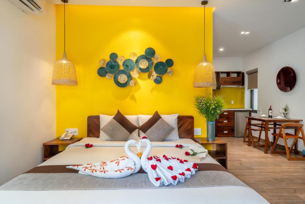 Giường trong phòng chung tại December Hoi An Villa