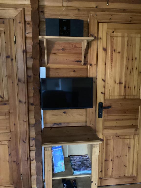 TV a/nebo společenská místnost v ubytování Chalet Spessart