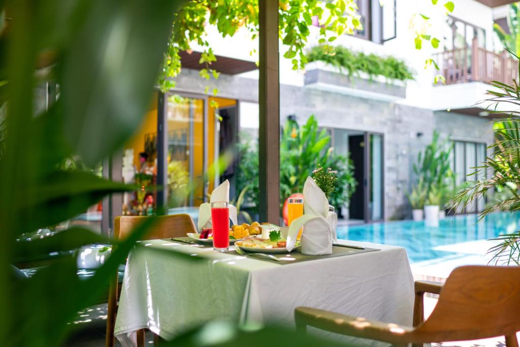 Hồ bơi trong/gần December Hoi An Villa