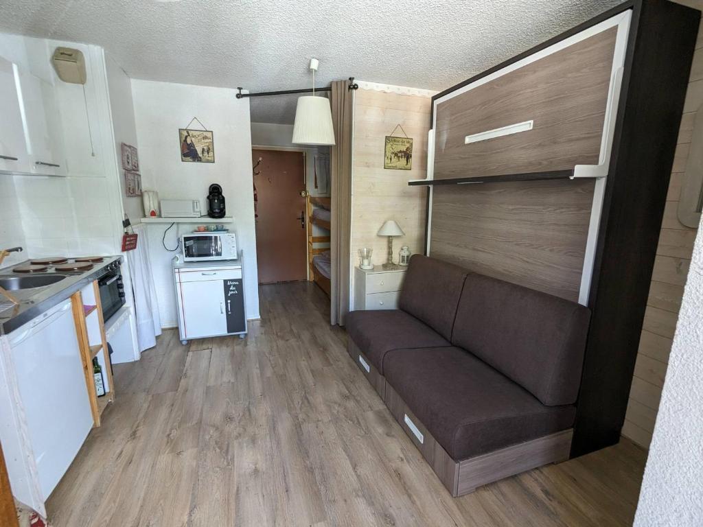 A kitchen or kitchenette at Studio Valloire, 1 pièce, 3 personnes - FR-1-263-461